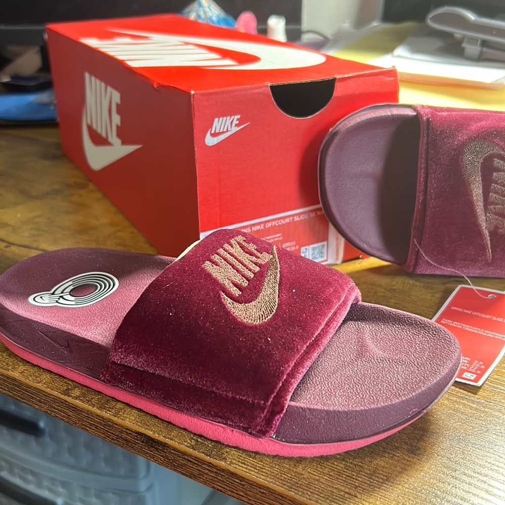 Women’s Nike Offcourt Slide size 5 NIB